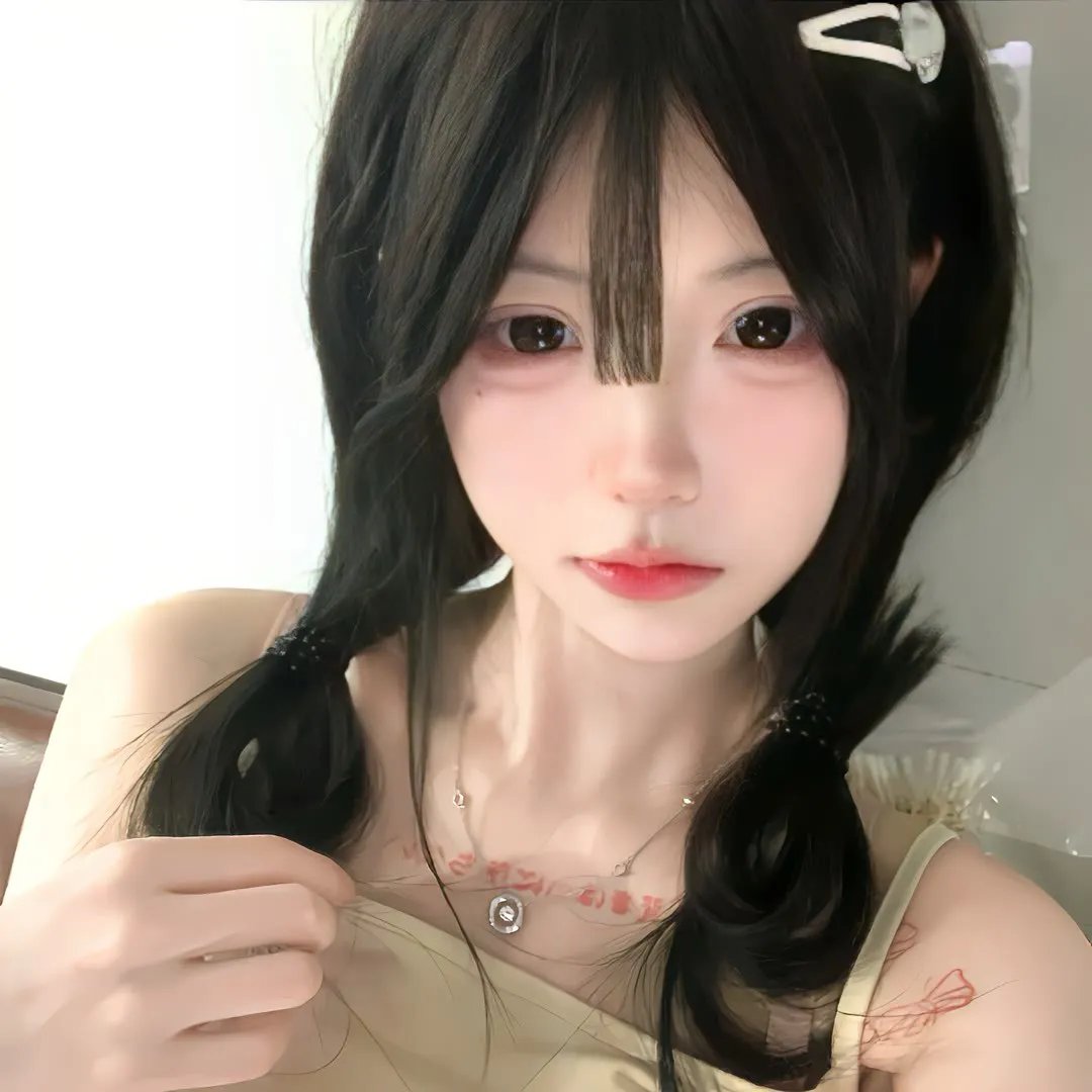 穿条纹衣的男孩